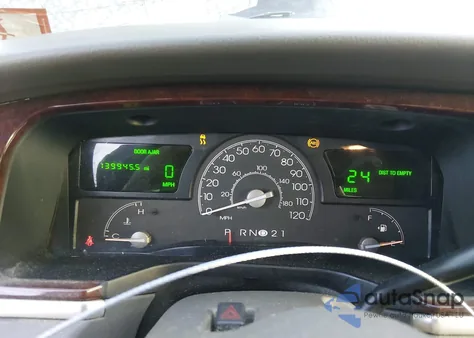 2003 Lincoln Town Car Executive z USA, uszkodzony, nr VIN 1LNHM81W93Y695525